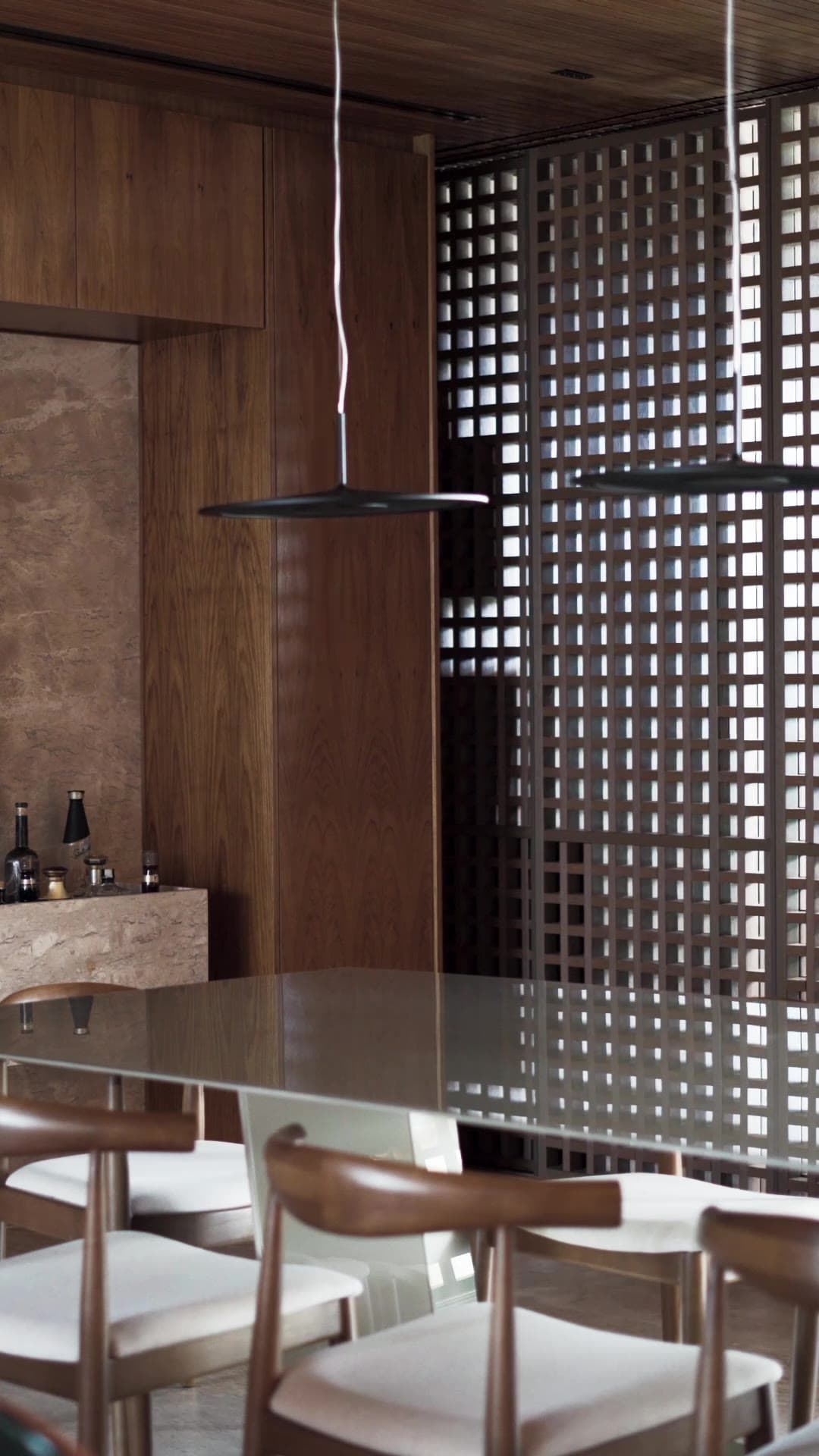 Lar tem cheiro: a vertical reel of the house, its rooms and its light.
