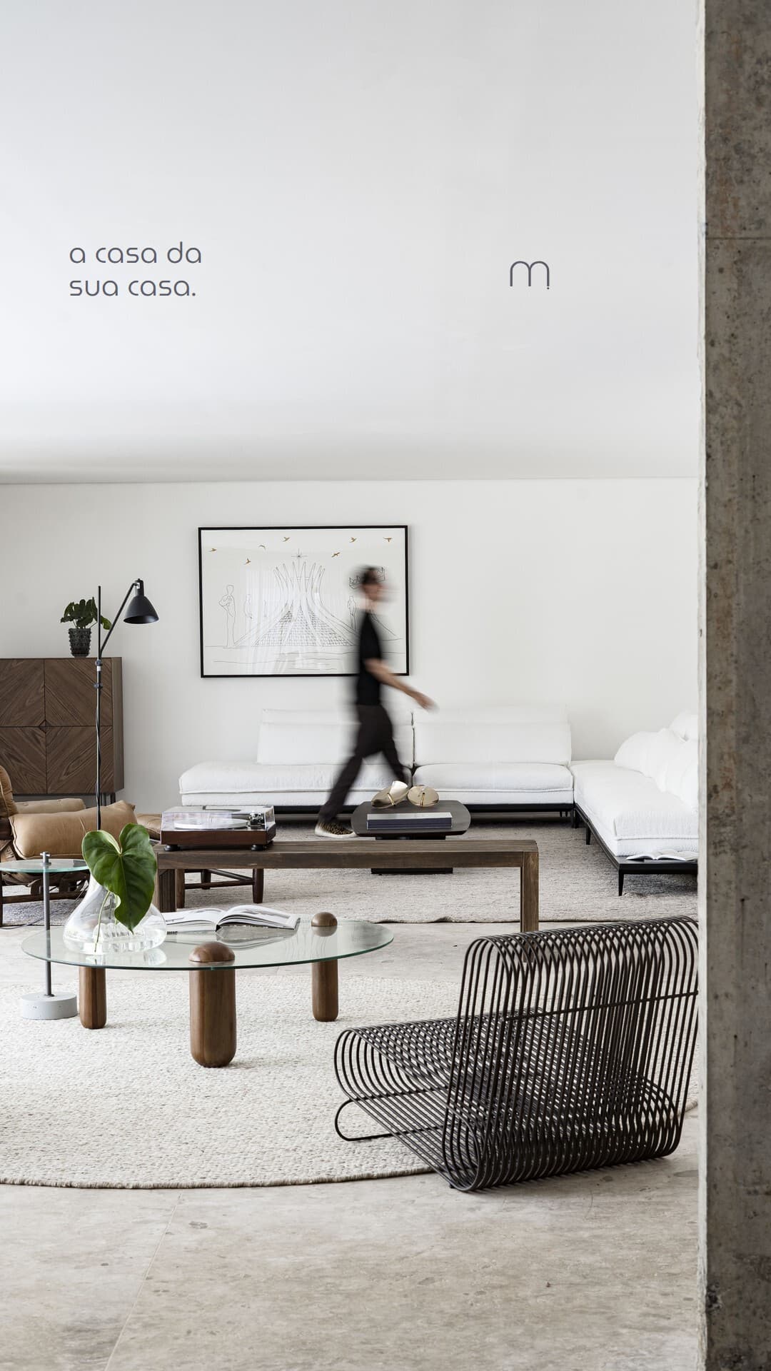 Story: a figure walks through a pale living room, “a casa da sua casa”.